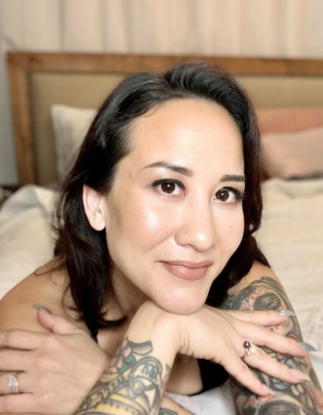 kim kisses foot goddess 可愛い女優 ギャラリー