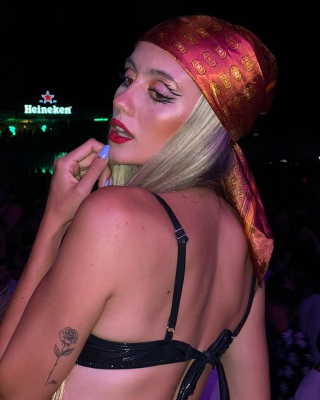 足 熟女 オンリーファンズ アダルト 写真