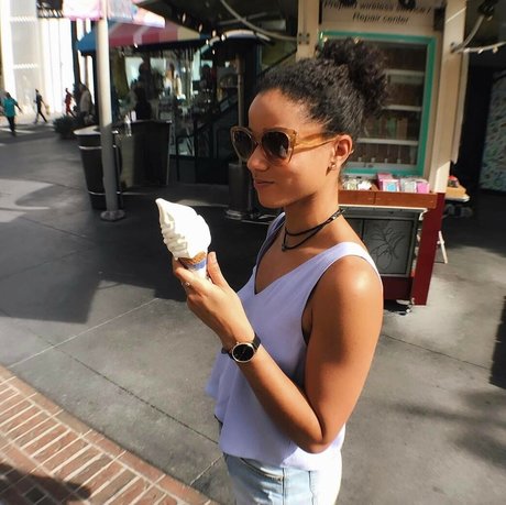 ティーンランジェリーオンリーファンズ アートポルノ ギャラリー