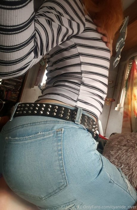 アジア人の偽おっぱいオンリーファンズ セクシー裸 写真