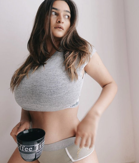 Sonali Malhotra スター ヌード 写真