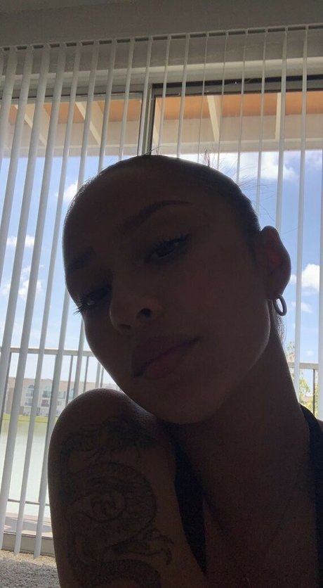 Latina Beauties セクシーなポルノスター 写真