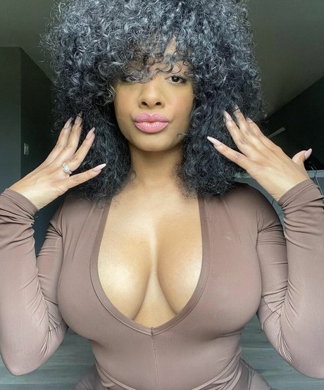 ashaughnfitness ヌードのポルノスター 写真