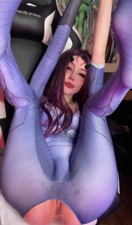 ストリップショー オンリーファンズ ポルノ 写真