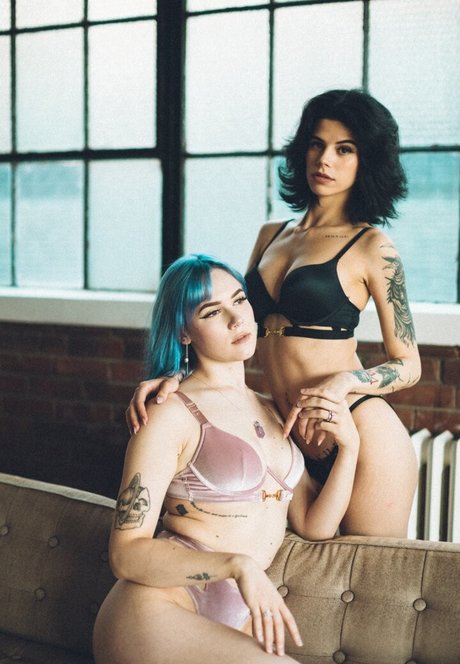 指マン 潮吹き オンリーファンズ エロ 写真