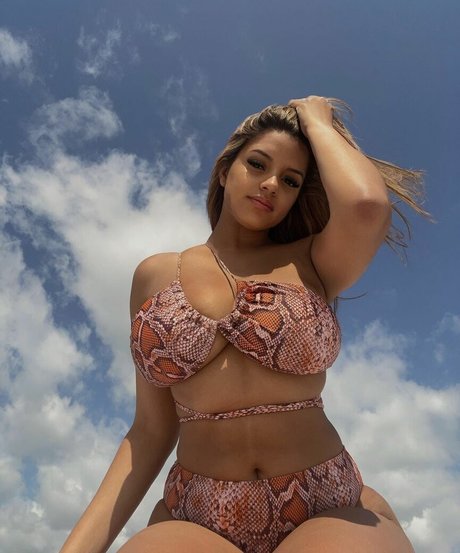 Leslie Sanchez ホットスター 写真