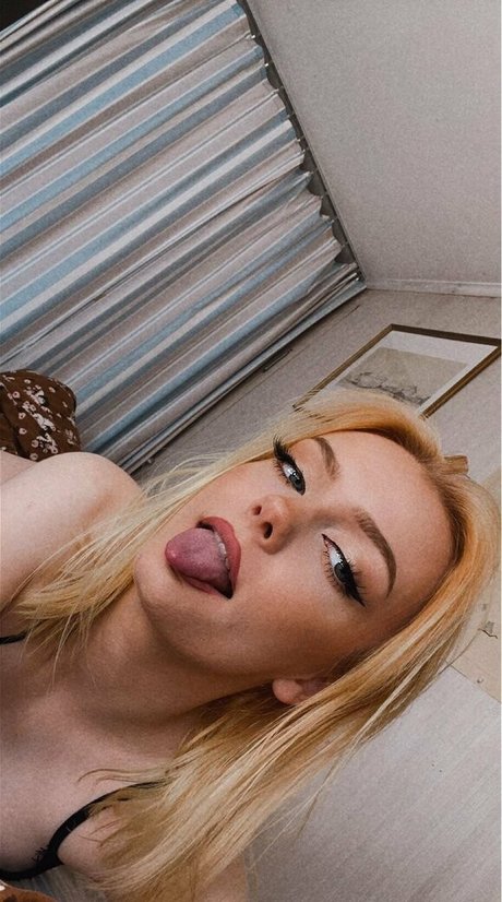 rebecccamua ポルノモデル 画像