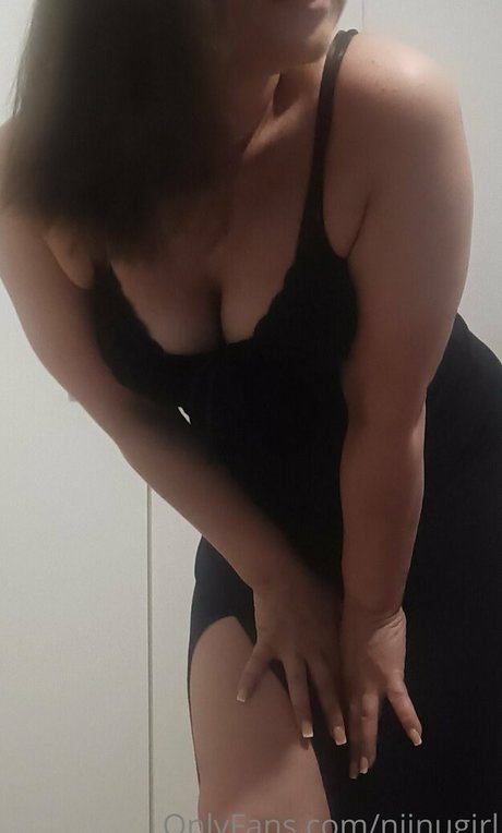 niinugirl セクシーなポルノスター 写真