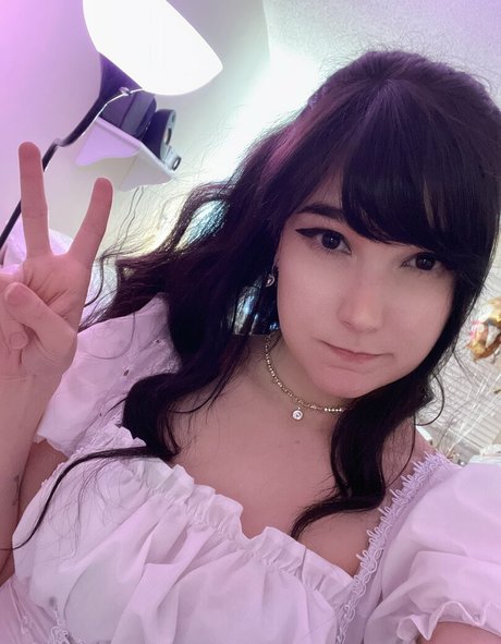 尖ったおっぱいオンリーファンズ セクシー裸 写真