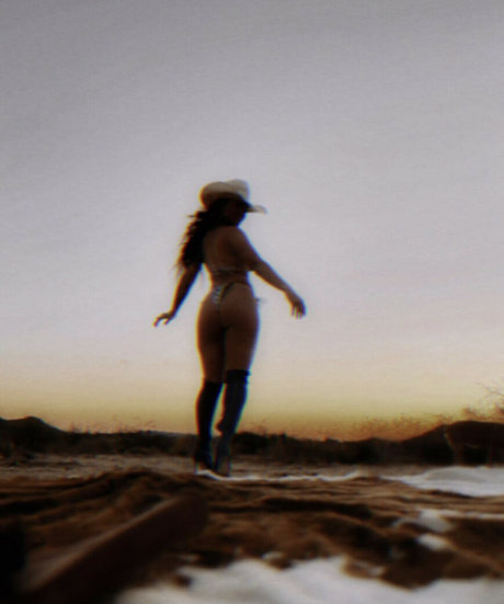 巨乳ランジェリーオンリーファンズ ヌード 画像