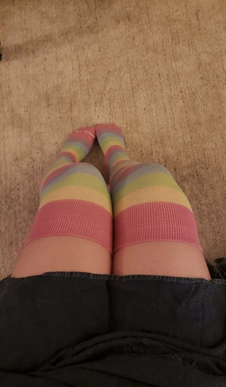 お尻を広げるオンリーファンズ アダルト無料 画像