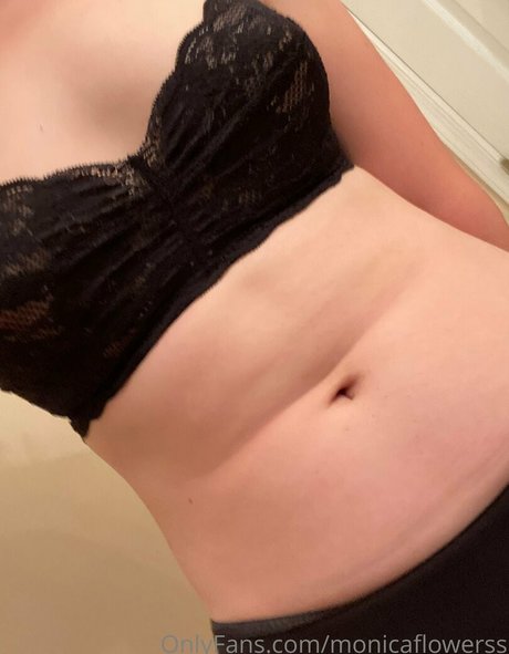 monicaflowerss ポルノスター 写真