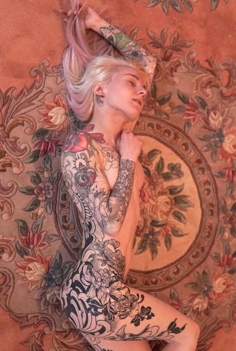 inkedlolita セクシーなスター 写真