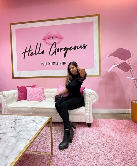 弁護士オンリーファンズ セクシー裸 ギャラリー