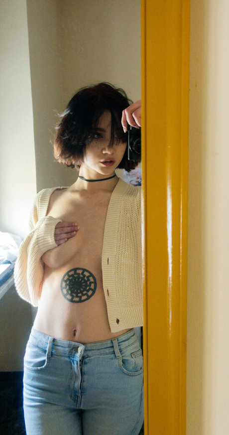 ブルネットの小柄なオンリーファンズ ホット 写真