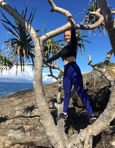 ふっくら乳首 オンリーファンズ 無料セクシー 写真