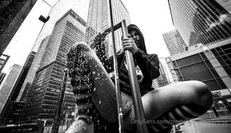 かわいいブロンドのオンリーファンズ エロ 写真