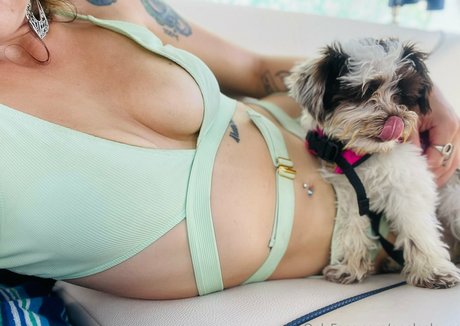 ぽっちゃりブロンドのオンリーファンズ ホットセックス 写真