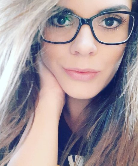 金髪の筋肉オンリーファンズ セクシーヌード 画像