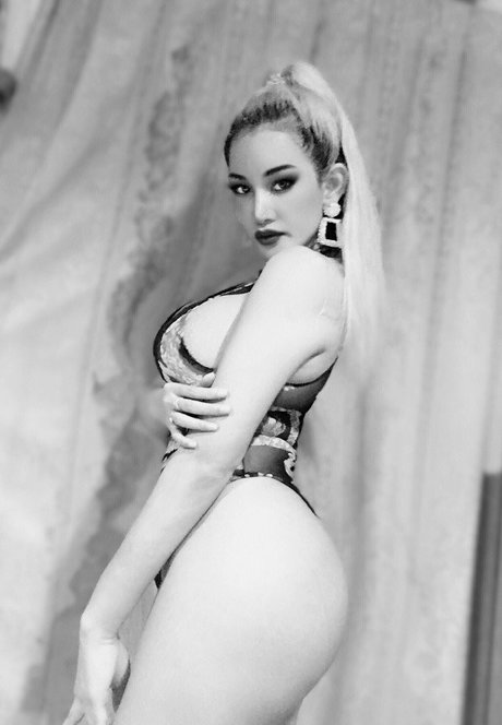 修道女オンリーファンズ 無料ヌード ギャラリー