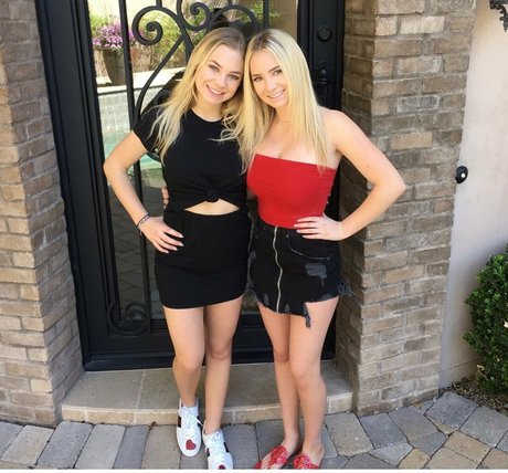 レズビアン乱交オンリーファンズ アートポルノ 画像