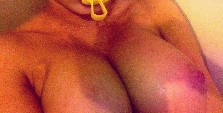 乳首 オンリーファンズ 無料ヌード 写真