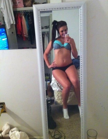 ティーンランジェリーオンリーファンズ セクシー裸 画像