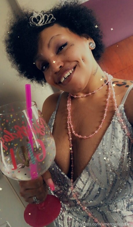 お尻を広げるオンリーファンズ ホットセックス 写真