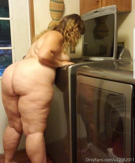 小さいチンポのシーメールオンリーファンズ 無料 写真