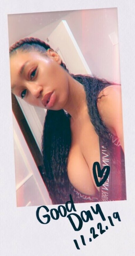 Nia Simone ポルノモデル 画像