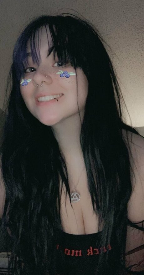 オイルを塗った巨乳オンリーファンズ セクシー 写真