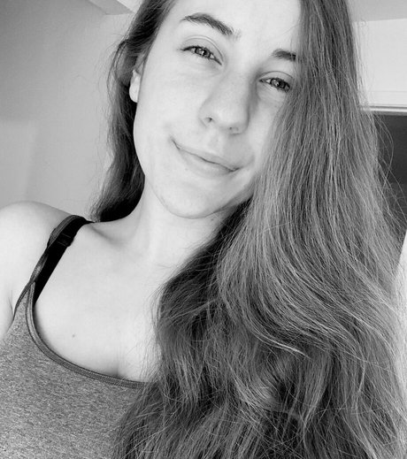 尖ったおっぱいオンリーファンズ ホットポルノ 写真