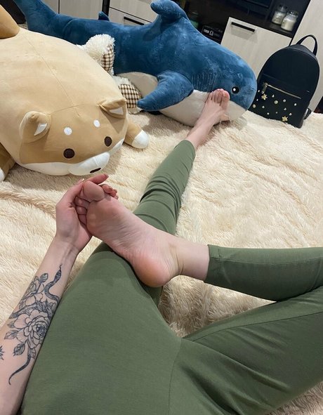 曲線美の女の子オンリーファンズ ホットヌード 写真