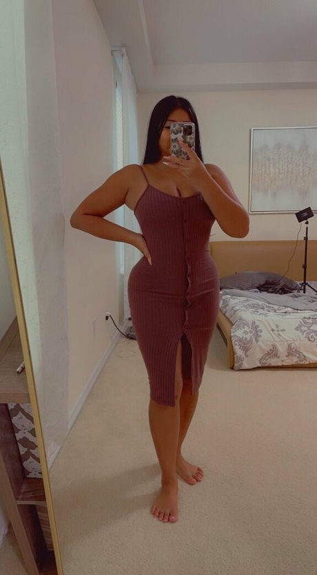 曲線美のランジェリーオンリーファンズ ポルノ 写真