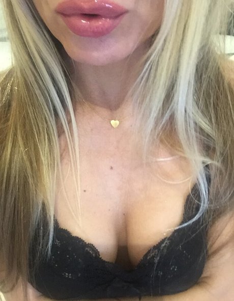 尖ったおっぱいオンリーファンズ セクシーヌード 画像