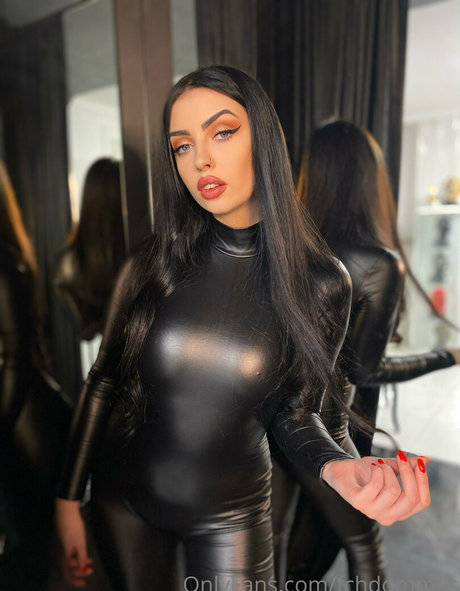 バニープリンセスオンリーファンズ ホットセックス 写真