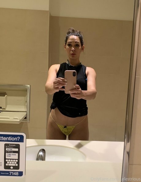 熟女の足オンリーファンズ ホット裸 画像