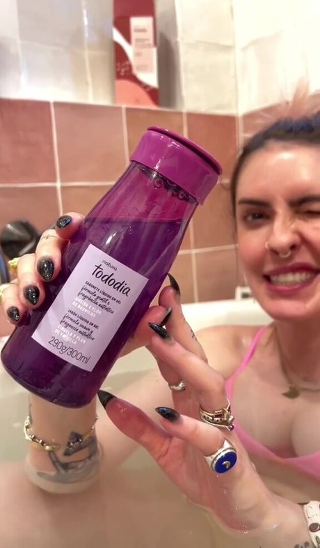 Karen Bachini 高品質モデル 画像