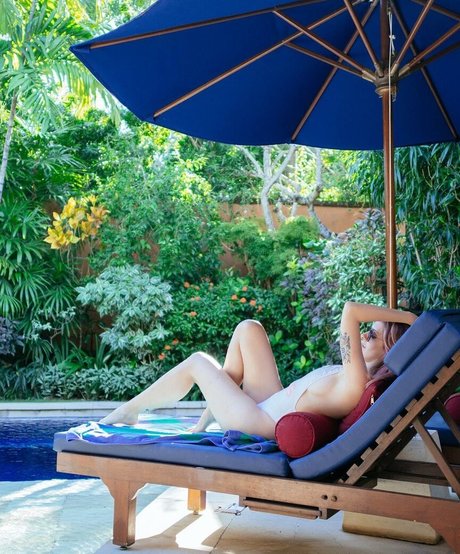 Karen Bachini 裸モデル 写真