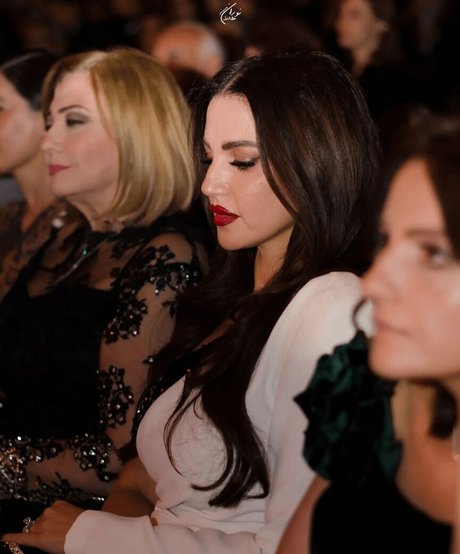 Dorra Zarrouk ポルノスター 独占 ギャラリー