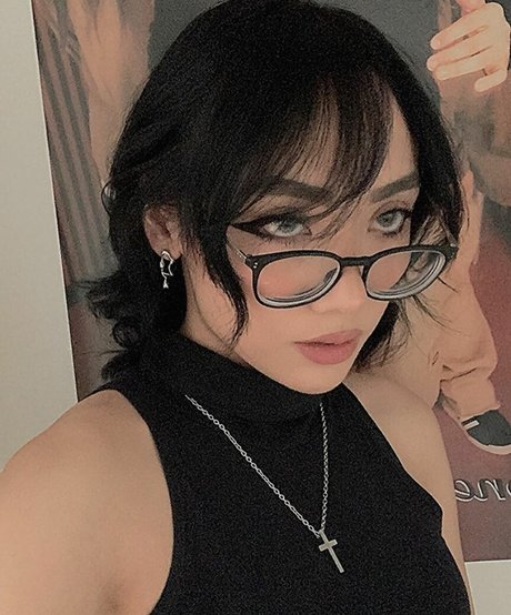 黒檀の熟女オンリーファンズ ポルノ ギャラリー