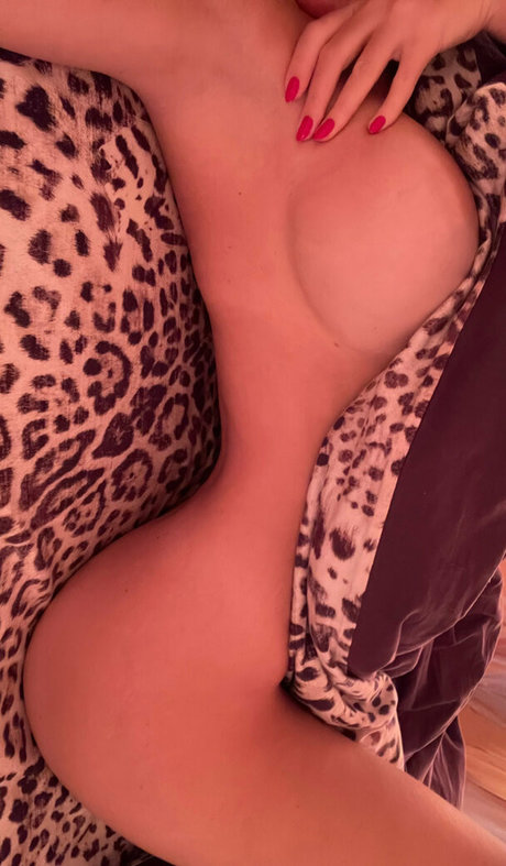 セクシーなブルネットのオンリーファンズ 無料ヌード 画像