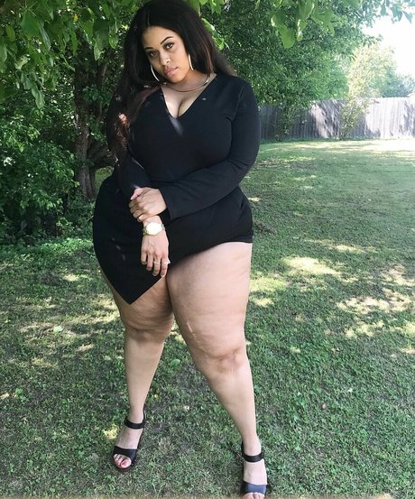 セクシーなブルネットのオンリーファンズ 裸 写真