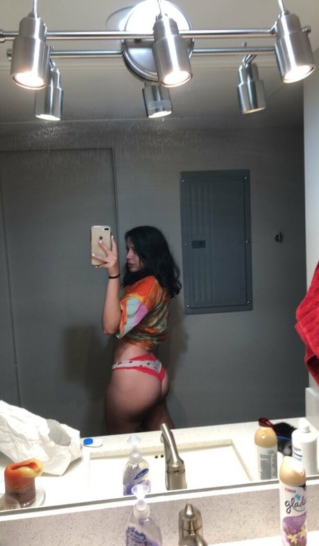 ぽっちゃりブロンドのオンリーファンズ 美しい裸 写真