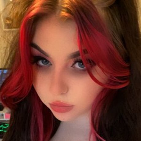 Holyhollyphoebe エロティックなモデル 写真