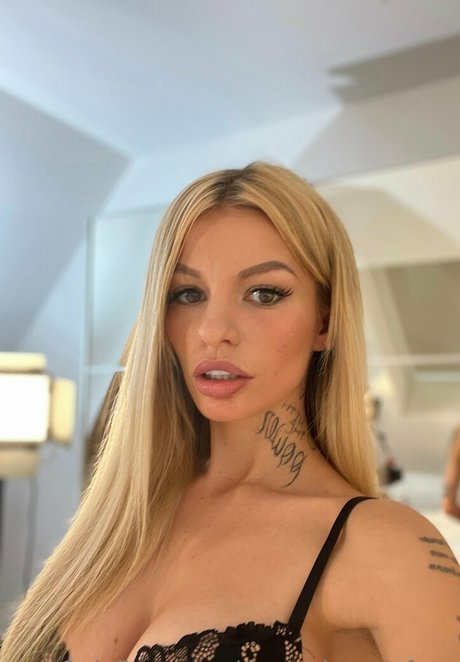 弁護士オンリーファンズ ホットヌード 画像