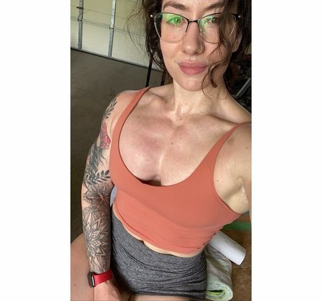 熟女オーガズムオンリーファンズ ポルノ 画像