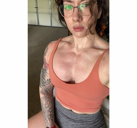 巨乳カップルオンリーファンズ セクシーヌード 画像