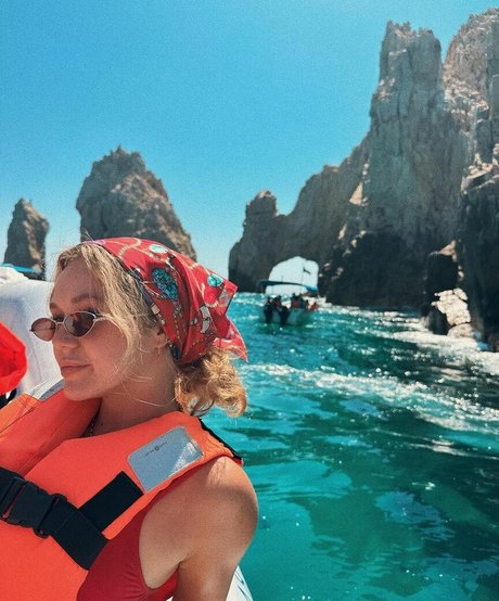 Brec Bassinger ポルノスター エロティック 画像