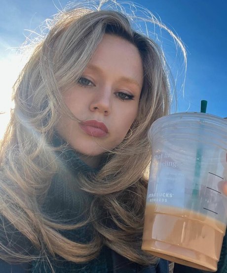 Brec Bassinger アートポルノスター 写真